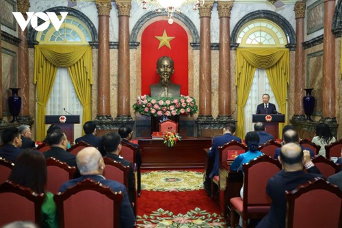 Top leader meets outstanding overseas Vietnamese - ảnh 1