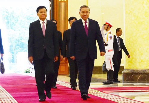 Top leaders of Vietnam and Laos hold talks - ảnh 1