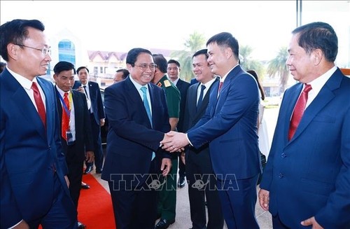 PM visits Viettel’s joint venture in Laos - ảnh 1