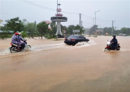 Storm Trami hits central Vietnam - ảnh 1