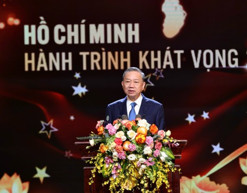 Party leader hails role models in following Ho Chi Minh's thought, morality, lifestyle - ảnh 1