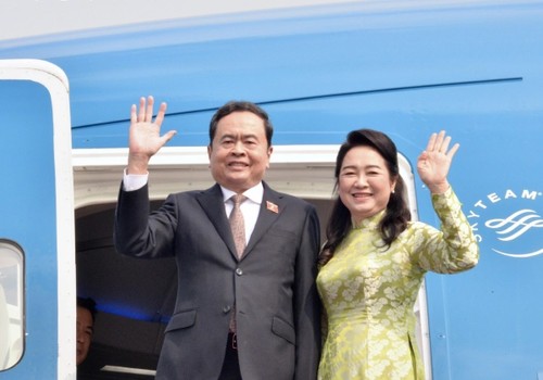 NA Chairman begins official visit to Singapore - ảnh 1