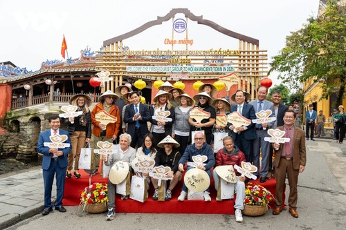 Vietnam welcomes thousands of foreign tourists on New Year’s Day - ảnh 1