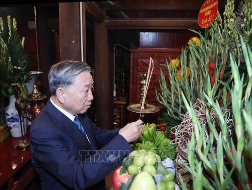 Party leader pays tribute to national heroes, contributors - ảnh 1