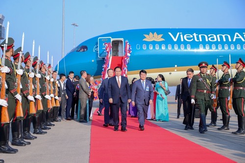 PM arrives in Vientiane, starting Laos visit - ảnh 1