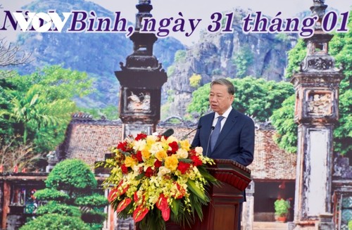 Party leader attends tree planting festival, pays tribute to ancestors during Ninh Binh visit    - ảnh 1