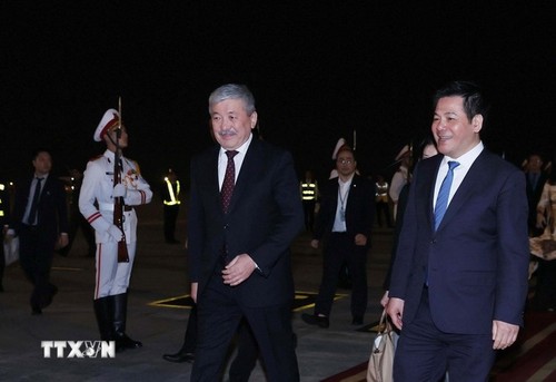 Kyrgyz PM arrives in Hanoi, beginning official visit to Vietnam - ảnh 1