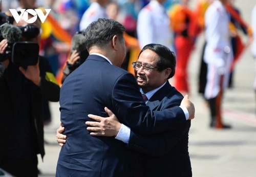 PM sees off Chinese top leader at Noi Bai International Airport - ảnh 1