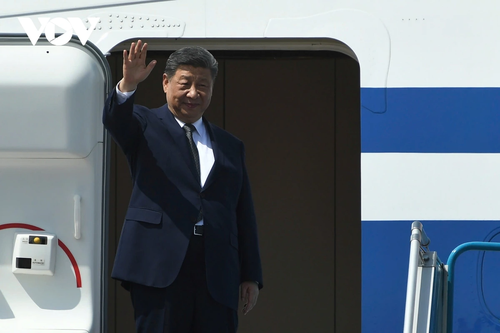 PM sees off Chinese top leader at Noi Bai International Airport - ảnh 2
