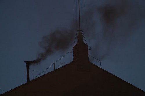 Black smoke signals no pope elected in first conclave vote - ảnh 1