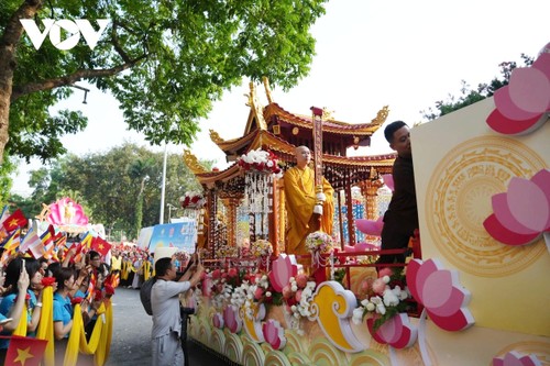Sacred Buddha relics enshrined at Hanoi’s Quan Su pagoda for public veneration  - ảnh 2