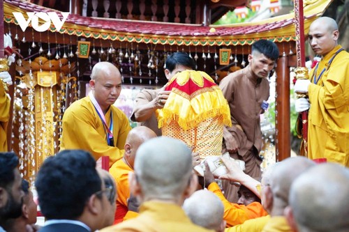 Sacred Buddha relics enshrined at Hanoi’s Quan Su pagoda for public veneration  - ảnh 1