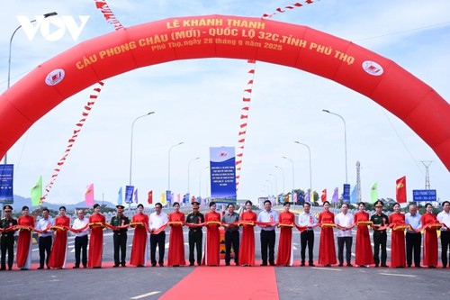 New Phong Chau bridge inaugurated - ảnh 1
