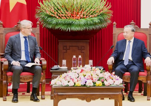 Vietnam ready to support Maersk’s expansion in logistics and smart port systems: Party leader - ảnh 1