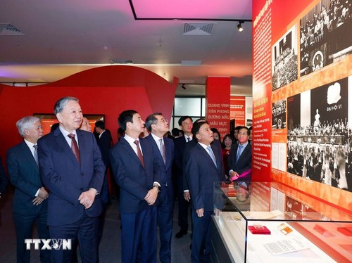 Party leader attends exhibition on Party congresses - ảnh 1