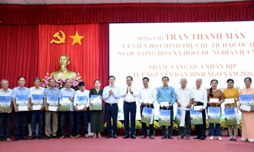 Top legislator presents gifts to Can Tho’s policy beneficiaries ahead of Tet - ảnh 1