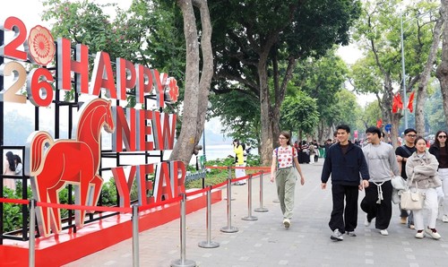 Hanoi welcomes record number of Lunar New Year visitors - ảnh 1