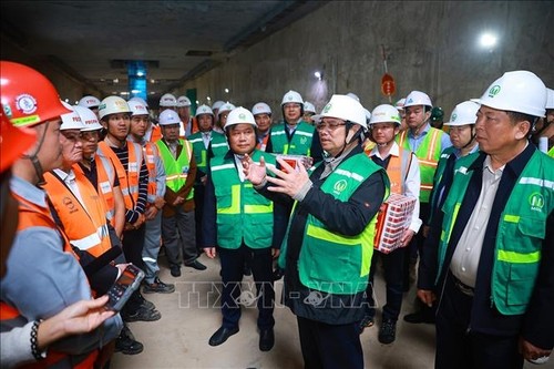 PM inspects Hanoi Metro Line 3, calls for 100-year urban rail vision - ảnh 1