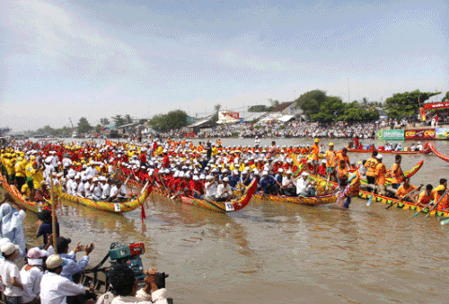 เทศกาลแข่งเรือ  Ngo ของชนเผ่าเขมรในจังหวัด Soc Trang   - ảnh 3