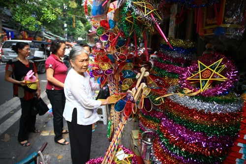 บรรยากาศในย่านขายของเล่นก่อนสาร์ทไหว้พระจันทร์เดือน8ตามจันทรคติ - ảnh 4