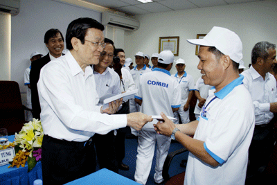 ประธานประเทศลงพื้นที่จังหวัดบิ่งเยืองอวยพรปีใหม่ประชาชน - ảnh 1