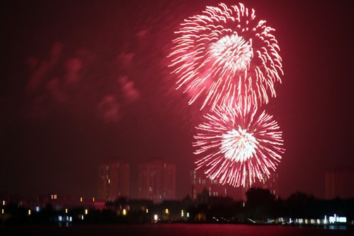 บรรยากาศกรุงฮานอยคืนส่งท้ายปีเก่าต้อนรับปีใหม่มะเส็ง2013 - ảnh 7