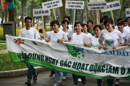 เวียดนามขานรับวันคุ้มครองโลก2013 (Earth Day 2013) - ảnh 1