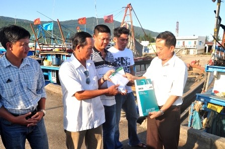 ประธานสหภาพแรงงานเวียดนามมอบของขวัญแก่ชาวประมงจังหวัดกว๋างหงาย - ảnh 1