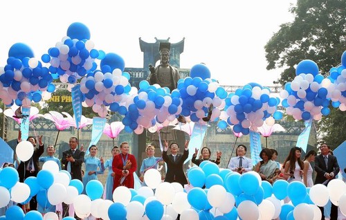 วันงานแห่งวัฒนธรรมและสันติภาพ-การสดุดีพลเมืองกิตติมศักดิ์ของนครหลวง - ảnh 1