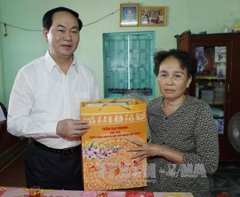 บรรดาผู้นำพรรคและรัฐอวยพรตรุษเต๊ตประเพณีประชาชนท้องถิ่นต่างๆ - ảnh 1