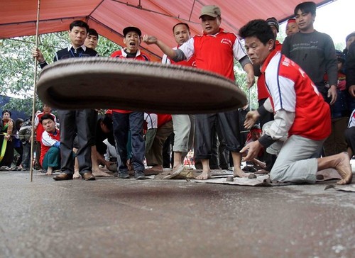 เที่ยวจังหวัดหายเยือง ชมการแข่งประทัดดิน - ảnh 2