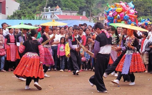 วสันต์ฤดูเยือนเขตเขาตอนบนเพื่อฟังตำนานของแคนม้ง - ảnh 1