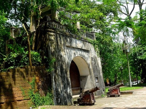 กำแพงเมืองเก่าเซินเตย-โบราณสถานทางประวัติศาสตร์ที่โดดเด่นของกรุงฮานอย - ảnh 1