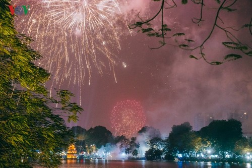 คนเวียดนามทั่วประเทศต้อนรับปีใหม่ประเพณี2019 - ảnh 1