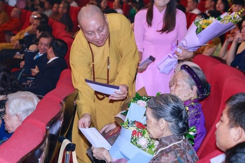 รายการศิลปะ “ภูมิใจปิตุภูมิเวียดนาม” สรรเสริญคุณค่าแห่งคุณธรรมพื้นเมืองของประชาชาติ - ảnh 2