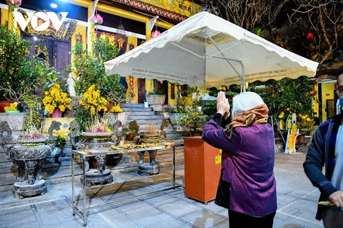 ไปวัดไหว้พระขอพรรับปีใหม่ – วัฒนธรรมประเพณีดั้งเดิมของชาวเวียดนาม  - ảnh 3