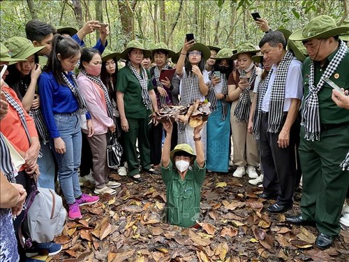 งานพบปะสังสรรค์ระหว่างทหารผ่านศึกในนครโฮจิมินห์กับนักศึกษาลาวและกัมพูชา - ảnh 1