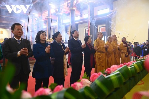 เขตโบราณสถานทางประวัติศาสตร์และทัศนียภาพปูชนียสถานเอียนตื๋อในยามวสันต์ - ảnh 3