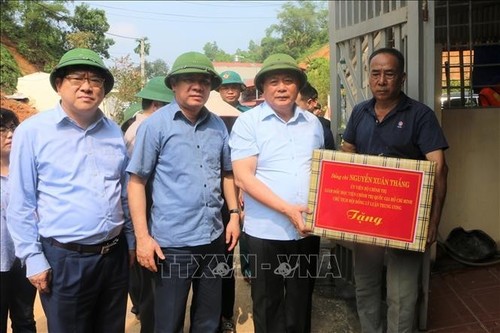 ช่วยเหลือประชาชนฟื้นฟูการผลิตสร้างเสถียรภาพในการดำรงชีวิตโดยเร็วหลังพายุยางิ - ảnh 2