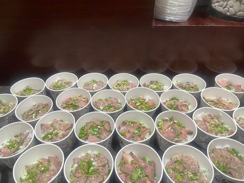 นักศึกษาชาวอินโดนีเซียกับประสบการณ์ทานเฝอเวียดนามที่ไม่มีวันลืม - ảnh 1