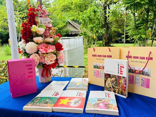 เปิดตัวหนังสือสองภาษา “ลุงโฮพำนัก ณ ประเทศไทย” - ảnh 7