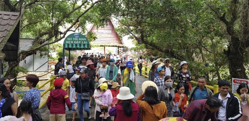 雄王祭祖日期间 大叻市瓯雒庙吸引大批游客 - ảnh 1