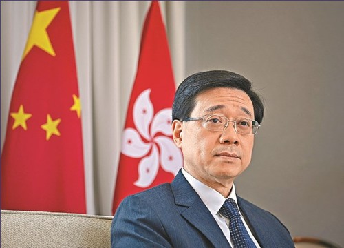 中国香港特别行政区政府政务司司长宣布参选特别行政区行政长官 - ảnh 1