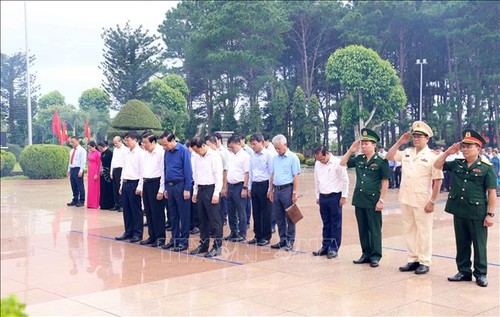 党、国家和人民一向尊重和感恩伤残军人和烈士 - ảnh 1