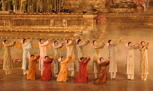 Das Hue Festival 2012 mit der Präsentation der vietnamesischen Trachten Ao Dai - ảnh 11