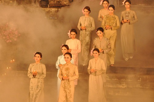 Das Hue Festival 2012 mit der Präsentation der vietnamesischen Trachten Ao Dai - ảnh 9