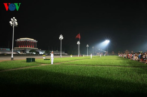 Einholen der Flagge am Ho Chi Minh Mausoleum - ảnh 1