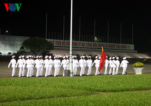 Einholen der Flagge am Ho Chi Minh Mausoleum - ảnh 3