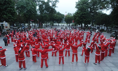 Weihnachtsmänner beim Lachwettbewerb in Hanoi - ảnh 1