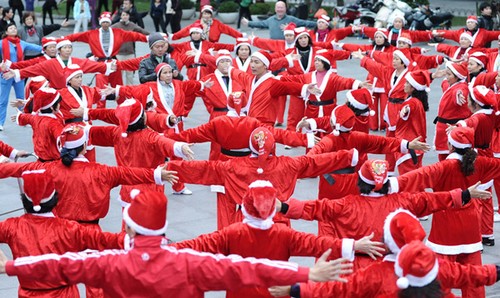 Weihnachtsmänner beim Lachwettbewerb in Hanoi - ảnh 2